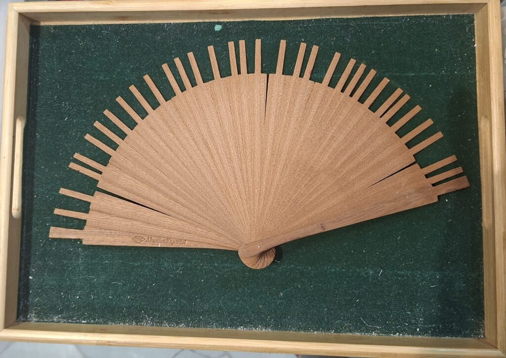 come scegliere un ventaglio? Guarda la struttura di bacchette di legno di un ventaglio spagnolo prima di montare la tela