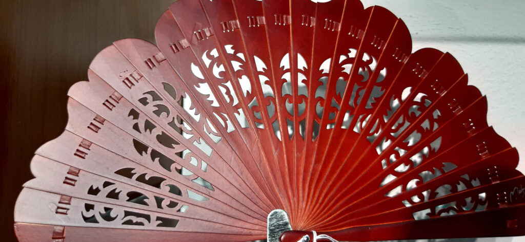 ventaglio in legno traforato