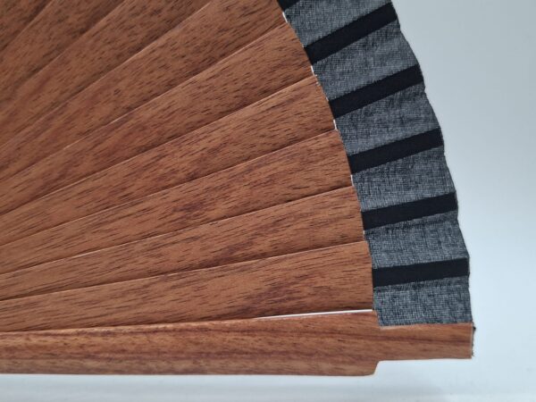 dettaglio bacchette legno e tela nera