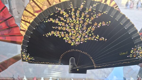 ventaglio spagnolo nero fiori da sotto