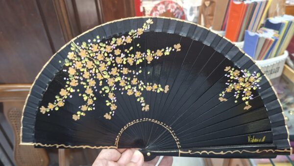 ventaglio spagnolo nero con fiori oro da sopra