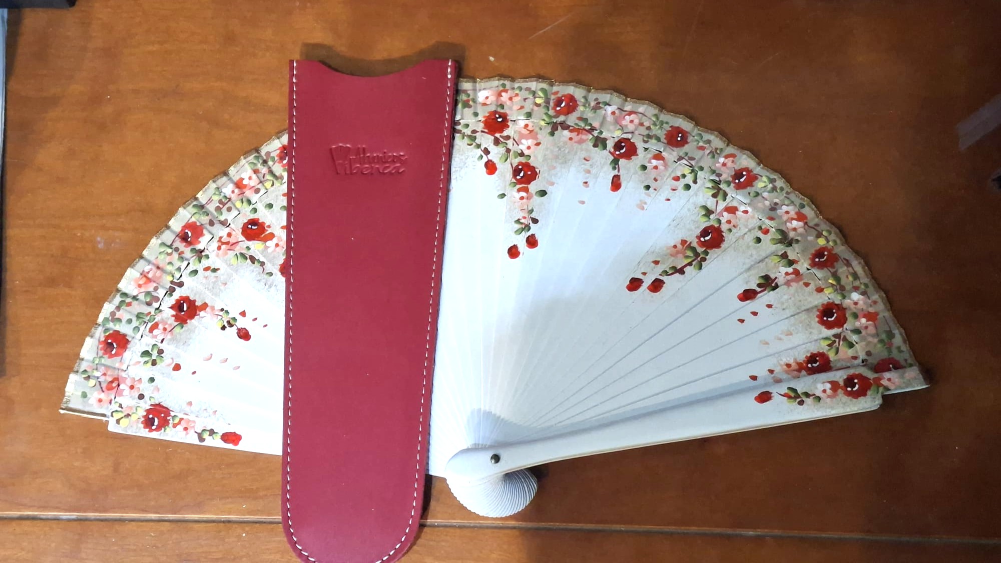 Ventaglio bianco con corona di fiori rossi con custodia