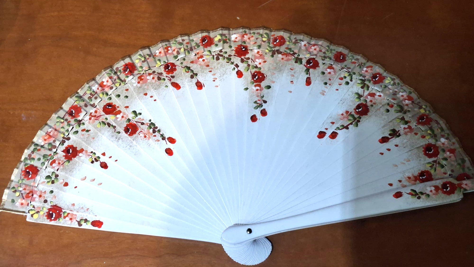 Ventaglio bianco con corona di fiori rossi con custodia - immagine 3